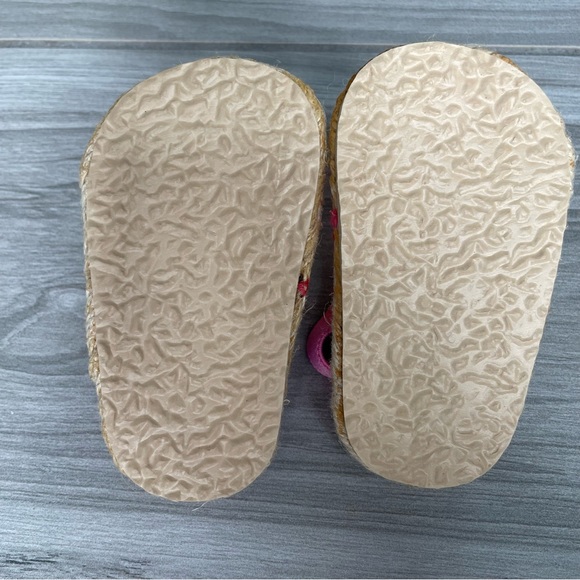 ❗️GOING SOON❗️NWOT Baby Girl’s Straw Sandals with Flower Appliqués - Size 3 - Picture 7 of 12